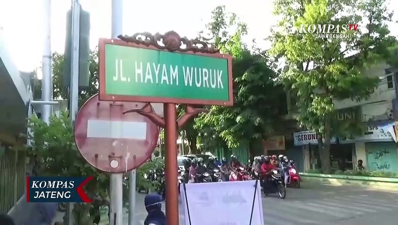 Perajin Batik Bagi Masker Gratis