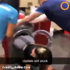Des pompiers sauvent une fille coincée... dans un sèche linge