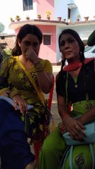 भोजपुरी कलाकार खुशी दीक्षित  अपने खाली समय में अपने मित्रों से चर्चा करते  हुए