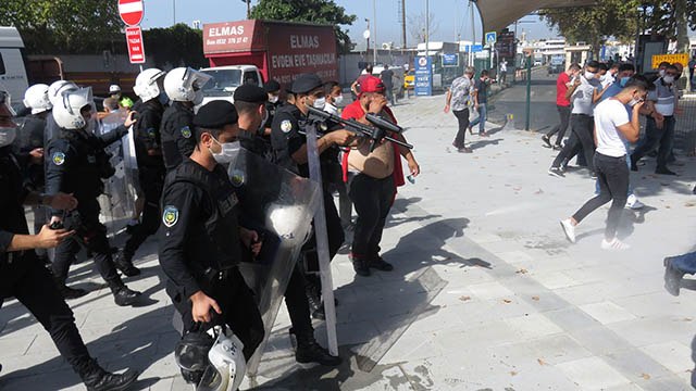 Harem'de eylem yapan minibüsçülere polis müdahalesi