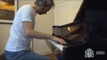 El pianista James Rhodes interpreta el himno de la Alegría en el acto de Pedro Sánchez