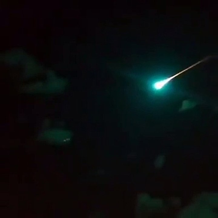 Le spettacolari immagini della palla di fuoco a Monterrey, una scia verde nel cielo