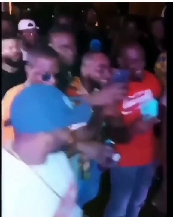 Davido frappe un fan qui voulait prendre un selfie avec lui