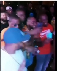 Davido frappe un fan qui voulait prendre un selfie avec lui