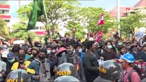 Massa Demo Tolak Omnibus Law UU Cipta Kerja Robohkan Pagar DPRD Jateng