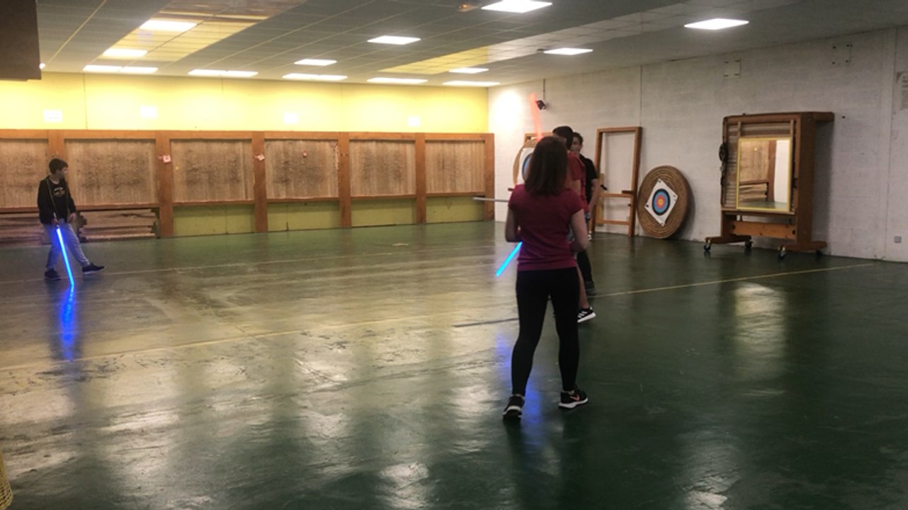 Le club d’escrime de Vire a lancé un nouveau cours de sabre laser