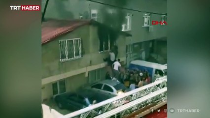 Yangında mahsur kalan anne ve çocuklarını vatandaşlar kurtardı