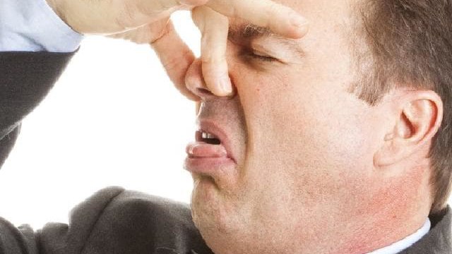 ¿Qué indica el olor de los gases intestinales?