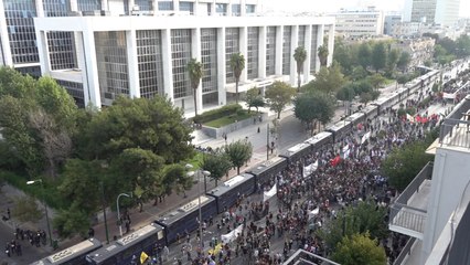 Una multitud ante el Tribunal de Apelación de Atenas
