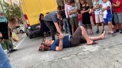 Geri geri giden kargo aracı bir kişiye çarptı