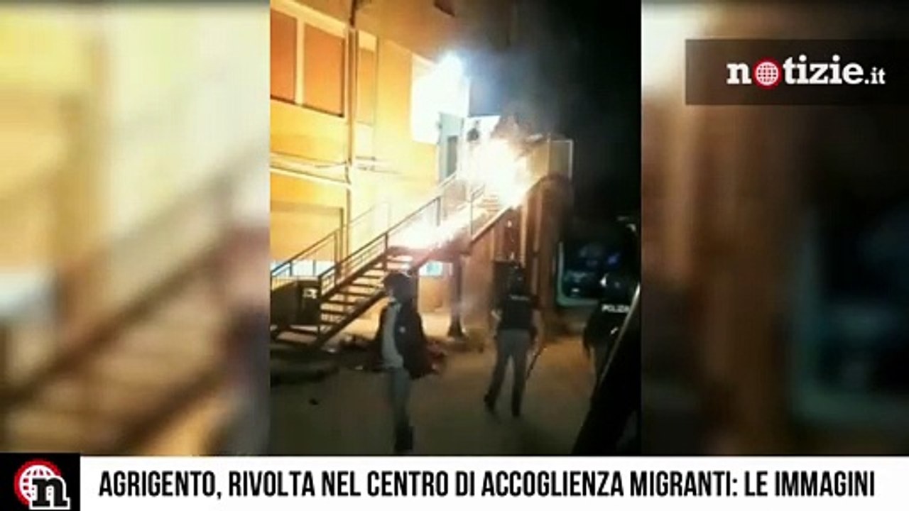Agrigento, rivolta nel centro di accoglienza migranti: le immagini dell'incendio