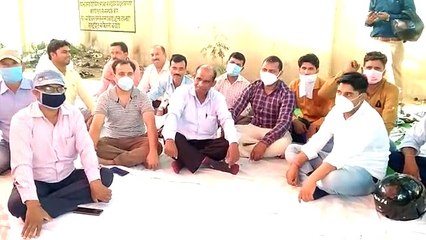 बिजली के निजीकरण को लेकर धरने पर बैठे कर्मचारी और अधिकारी
