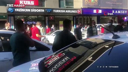 Annesine otomobille çarpan sürücüyü tekme tokat darp etti