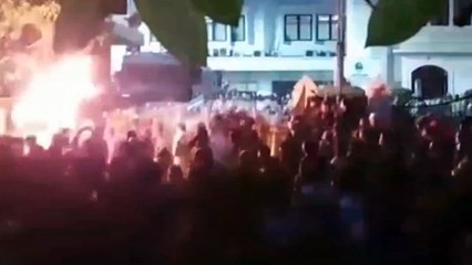 Mengerikan!! Masa Hancurkan Mobil Polisi|| Demo besar-besaran Buruh tolak UU Cipta Kerja