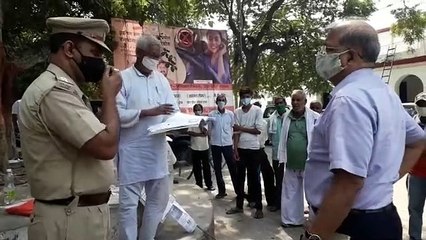 भूख हड़ताल खत्म कराने पहुंचे अधिकारी