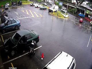 Une poussette percute un bus