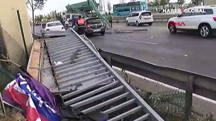 Kartal'da faciadan dönüldü! Vinç üstgeçitteki reklam panosuna çarptı