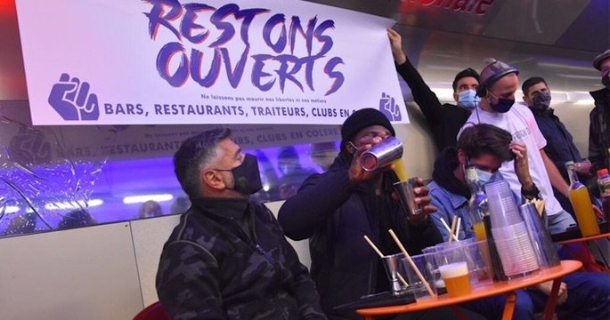 Pour protester contre la fermeture de leurs établissements, ces patrons de bistrots ont monté un bar éphémère dans le... métro