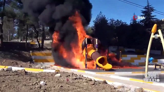 Son dakika haberler... Çocuk parkı alev alev yandı