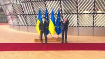EU and Ukraine pledge to deepen relations, call on Russia to respect peace deal