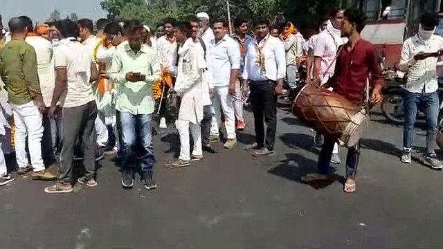 क्षेत्र अध्यक्ष बनने के बाद जनपद प्रथम आगमन पर ढोल नगाड़ों के साथ हुआ स्वागत