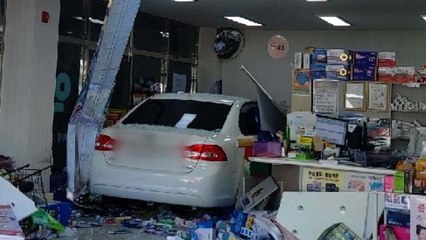 80대가 몰던 승용차, 약국으로 돌진...2명 부상 / YTN