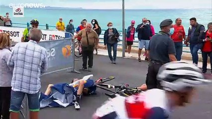 Un helicóptero desencadena un grave accidente en el Giro