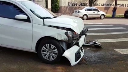 Após colisão, carros ficam bem danificados em colisão na Região Central