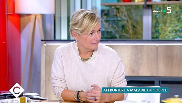 Thomas Stern, le mari de Catherine Laborde, évoque la maladie de l'ancienne star de la météo, la démence à corps de Lewy, sur le plateau de C à Vous sur France 5.