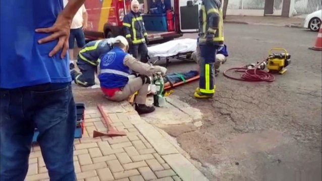 Homem fica entalado ao tentar pegar objeto que caiu em bueiro no Maria Luíza