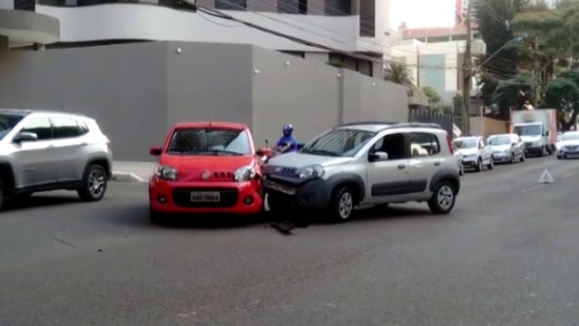 Carros se envolvem em colisão na Rua Mato Grosso, no Centro