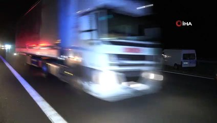 TEM’de kontrolden çıkan minibüs refüje uçtu: 2 yaralı