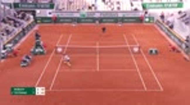 Tsitsipas rolls into Roland Garros semis