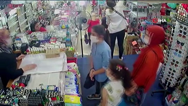 Alışveriş yapmak için gittiği mağazada beğendiği avize kafasına düştü