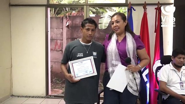 Jóvenes en situación de riesgo reciben reconocimiento por su servicio a la comunidad