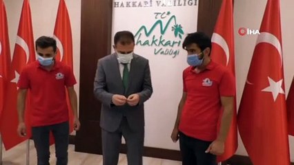 Vali Akbıyık Teknofest200'de Hakkari'yi temsil eden Tatlı'yı makamında kabul etti