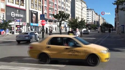 Hava sıcaklığı düştü Sivaslı vatandaş sokağa tişörtle çıktı