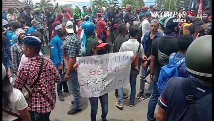 Rusak Pagar, Pendemo Paksa Masuk gedung DPRD Prov. Maluku