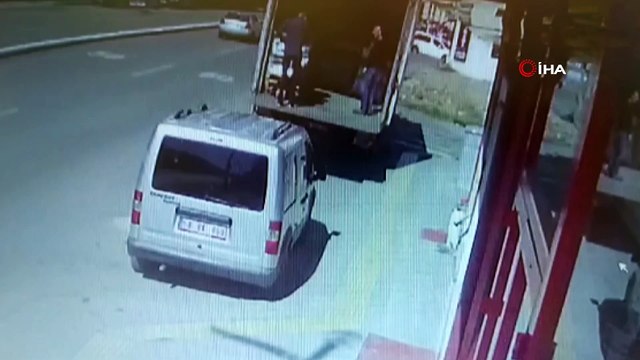 Freni boşalan kamyonu böyle durdurmaya çalıştılar