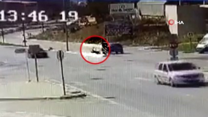 Yolun karşısına geçmeye çalışan kadına otomobil çarptı, o anlar kameraya böyle yansıdı