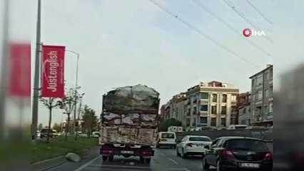 Hurdaların üzerinde tehlikeli yolculuk kamerada