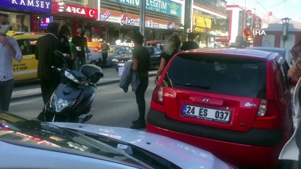 Annesine otomobille çarpan sürücüyü tekme tokat darp etti