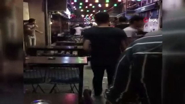 İzmir'de garsonların müşteri kavgasında ortalık savaş alanına döndü