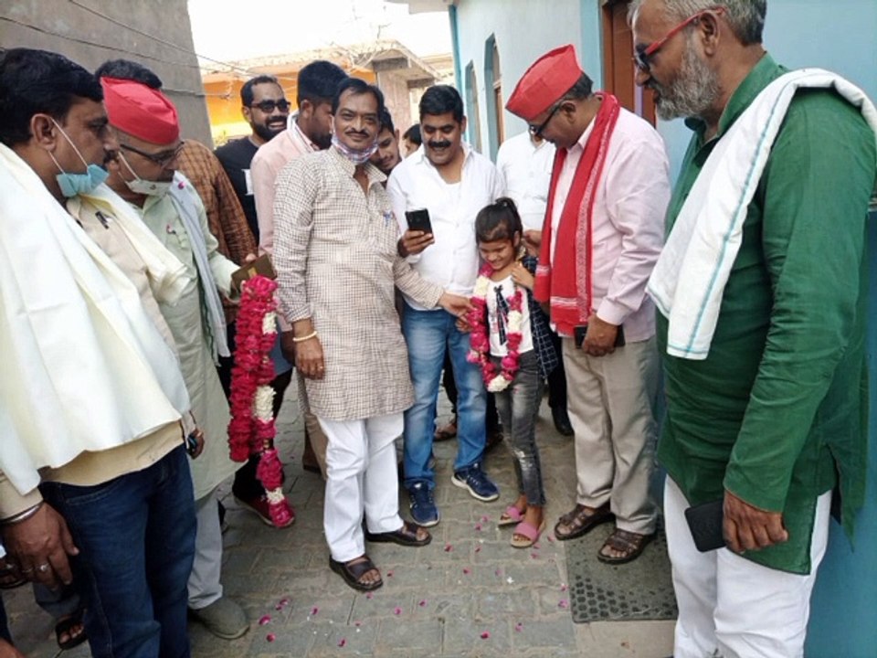 मैनपुरी: सपा जिलाध्यक्ष का फूल मालाओ से लादकर क...
