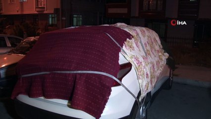 Beklenen dolu yağışı öncesi vatandaşlar araçlarını korumaya böyle aldı