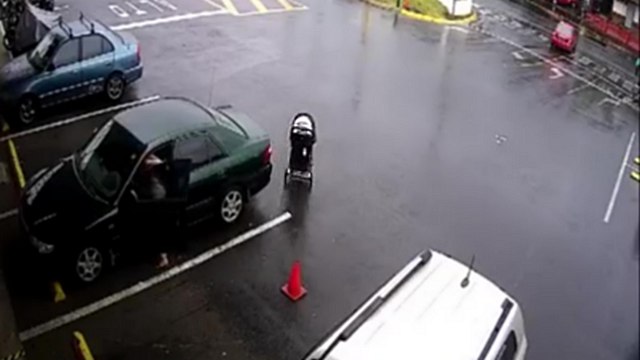 Une poussette avec un bébé roule toute seule sur une pente et percute un bus