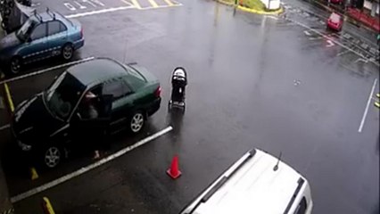 Une poussette avec un bébé roule toute seule sur une pente et percute un bus