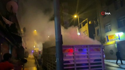 Sigara izmaritinden çıkan yangına hortumlu ve kovalı müdahale kamerada