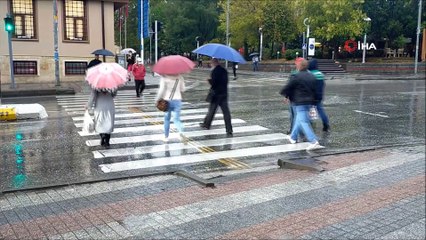 Meteoroloji uyarmıştı... Yağmur şiddetini artırarak devam ediyor