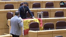 Un senador del PP recibe a Iglesias con una foto de Felipe VI, una corona y una bandera de España